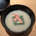 302997633 - 椀物：伊吹山のよもぎ豆腐と車海老のお椀、西京味噌仕立て。上にのった柚子の蕾も美味しくて嬉しい ♡♡