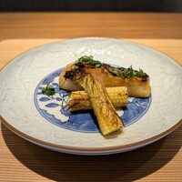 好日 - 焼物：マナガツオの木の芽焼き、ひげ付をつけて焼いたくわだか農園のヤングコーン。