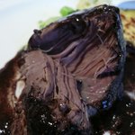 パトゥ - 肉料理（蝦夷鹿）切ったところ