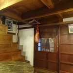 バル・デ・オレオ - 蔵の中。棚付きの階段も素敵♪