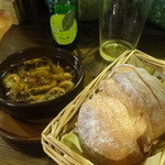 バル・デ・オレオ - うたせエビのアヒージョ800円＋カンパーニュ200円(たぶん)