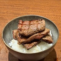 焼肉 龍華園 - 熱々ご飯にのせる