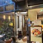 グリル満天星 麻布十番 - 地下とは思えない明るく開放的な店構え｡