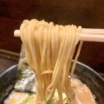 麺屋 光月 - 麺リフト。濃厚鶏白湯系にしては珍しい細麺。特に違和感はない。