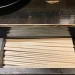 麺屋 光月 - 箸はカウンター下の引き出しの中にある。たまに見かけるギミック。
