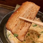 麺屋 光月 - チャーシューのアップ。実は裏側は白っぽいので、表面だけ炙っているようだ。
