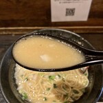 麺屋 光月 - スープのアップ。平均的な仕上がりで、”超濃厚”とまでは言えないと思う。