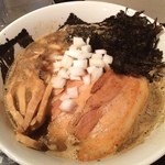 666 - ニボガッツ！

久しぶりのニボガッツ！

岩海苔が入り凪と差別化を図るためか。

味は丸目になり背脂がゴロゴロと、これも差別化か。

全く違うものになりイイと思います！