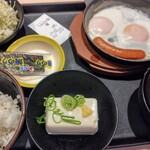 松のや - 料理写真:ソーセージエッグ朝食490円小鉢は冷奴。