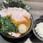 王道家直系 家系ラーメン がく - 