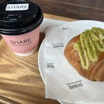 SHARE - パンオショコラのピスタチオとコーヒーを注文。