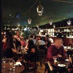 Aberdeen street social - 割にカジュアルで居心地いい店内、でもディナー時はかなり暗い照明。