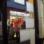 麺道 - ガラス戸越しにはお祭りの賑わいが