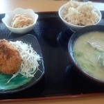 魚ばぁさんの食堂 おくどさん - タコ飯・コロッケ・惣菜・あさり味噌汁の組合せ（648円）