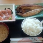魚ばぁさんの食堂 おくどさん - 白飯・サーモン刺身・焼き魚（ほっけ）・惣菜・しじみ味噌汁の組合せ（1,112円）
