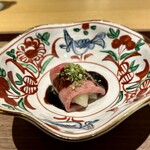 眞善美 - 黒毛和牛サーロインとホワイトアスパラガス　黒酢のソース　実山椒