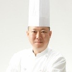 香桃 - 和栗　邦彦　料理長　。シンガポールの有名レストラン、国内のラグジュアリーホテルを経て2013年香桃へ。広東料理30年