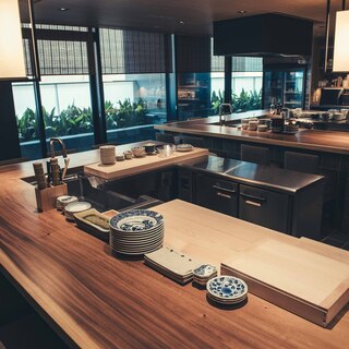 程よい距離感で会話も弾むこだわりの木製カウンター席