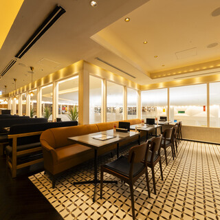 広々としたお洒落な座席