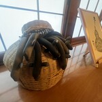 炭火焼うなぎ 東山物産 - 店内の鰻のオブジェ