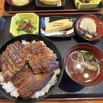 炭火焼うなぎ 東山物産 - うなぎ　中　肝吸い、うざく、う巻き、お新香付