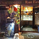 Rue Favart - エントランス前にショーケース