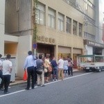 ビールスタンド重富 - (2014.8.30)今日も行列でした。※18:15頃