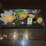 やっちろ - タケノコの煮もの、ほんのり辣油が効いてます　トコブシ？も美味しい　なめ茸は金山寺味噌かな？初めて食べたけど、コレも白ご飯が(⁠ ⁠╹⁠▽⁠╹⁠ ⁠)青梅はほんのりお酒の薫