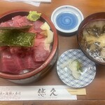 悠久 - まぐろ丼2680円。切り身8枚、中落ちあり。