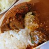 肉のウヱキ - カレーの牛タンスジをライス上に救出。