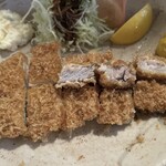 とんかつ かつせい - 濃厚な旨味の赤身にジューシーな甘味の脂身のロースかつ。