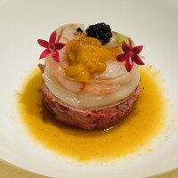 完全個室 牛の達人 private 新宿本店 - 海鮮炙りユッケコンソメジュレフランス産キャビア乗せ＆ピクルス