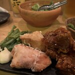 鶏一 - 唐揚げ塩とヤンニョム。奥は写真を撮り忘れたバジルを感じるサラダ