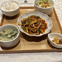 御膳房 六本木店 - 日替わり木曜日のメインは魚香肉絲（ユーシャンロースー）