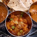 デリーダバ - Delhi Dhaba ＠西葛西 左から 豆カレー・野菜カレー・サンバールのようなチキンカレー