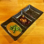 神餃子 - 味噌ダレ＋ニラチリ、自家製ラー油＋フライドガーリック、酢胡椒