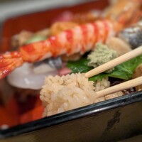 蛇の市 本店 - ネタの下には、しっかり煮込まれた干瓢、角切りの卵焼き、砂糖を加えない赤酢の硬めのシャリに良く合います。抜かりない感じです。