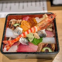 蛇の市 本店 - そして配膳されたばらちらしは、まさに宝石箱！♡車海老はオーラを放ち、脇のコハダはキラキラ、鮪のグラデーションにもウットリ♡