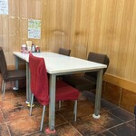 鷹の羽食堂 - 店内　※4人席
