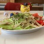 鷹の羽食堂 - 紅生姜が乗り、青海苔がかけられています　※焼きそばでないのが、惜しいくらい