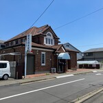 鷹の羽食堂 - 店の外観　※周囲は住宅街