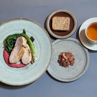 国産鶏のポシェ　ビーツとタイ生姜のフムス