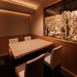 様々なタイプの落ち着いた雰囲気の完全個室