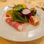 Aux Crieurs de Vin - 前菜
      生ハム、イチジク、ケークサレ、パテドカンパーニュ、葉サラタなど