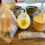 卵卵ふわぁーむ - 料理写真:左から卵卵シュー200円、滋養卵たっぷりん300円、卵卵ソフトクリームカップ300円。奥のコーヒーはなんと無料！