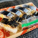 万両寿し - サンマ味くらべ750円(手前が焼きサンマ寿司、奥がサンマ寿司)