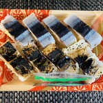 万両寿し - サンマ味くらべ750円(手前が焼きサンマ寿司、奥がサンマ寿司)