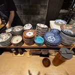 炙処 火ノ膳 - カウンターに座ったので食器たちがズラリ！可愛かった。