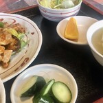 中華料理五六苑 - スープ、お新香、オレンジが脇を固めます