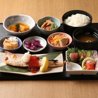 新鮮な海鮮を使用したランチ御膳も大好評♪